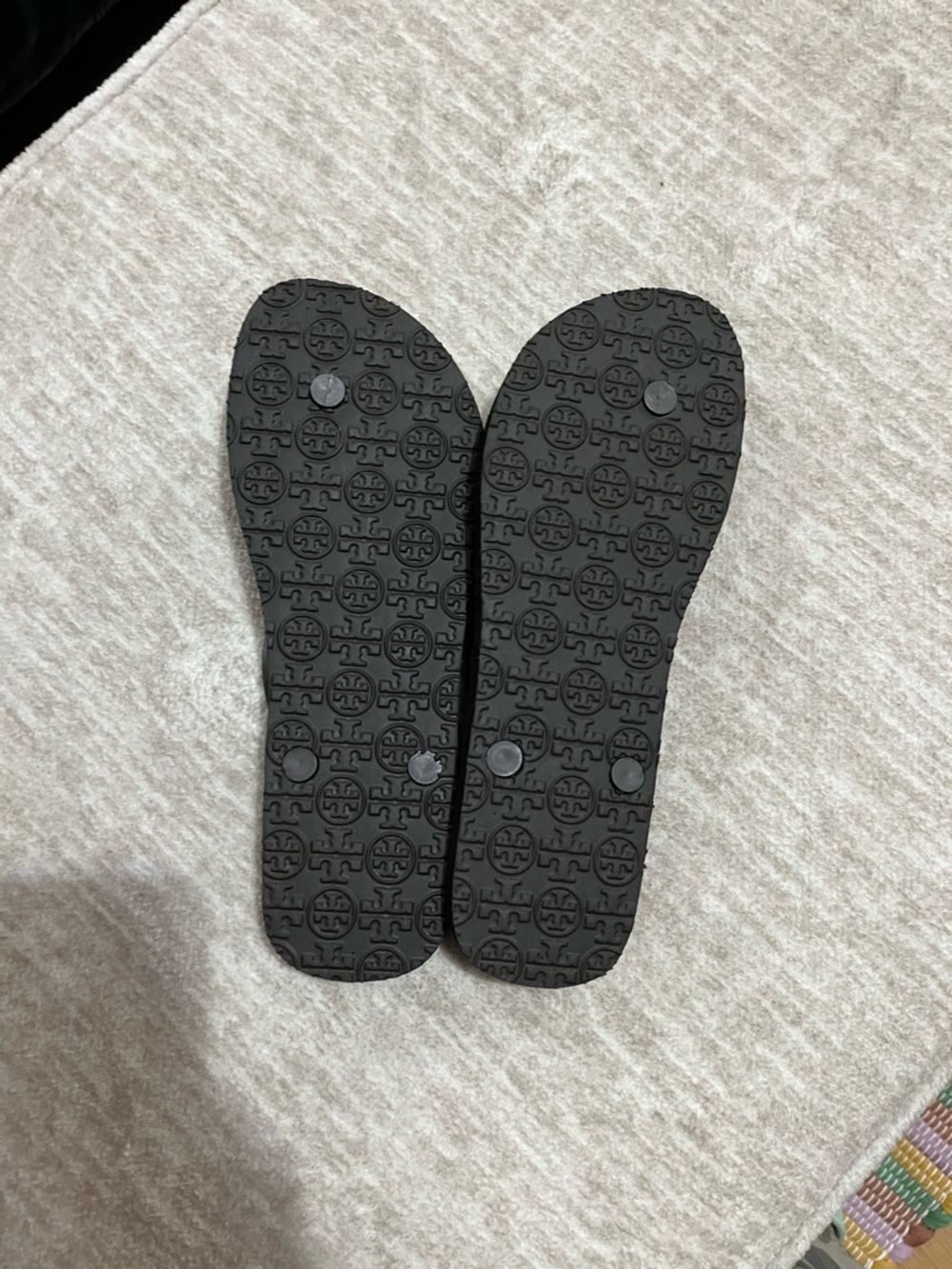 Tory Burch Black Flip Flops with Navy & Cream Print - Picture 5 of 6